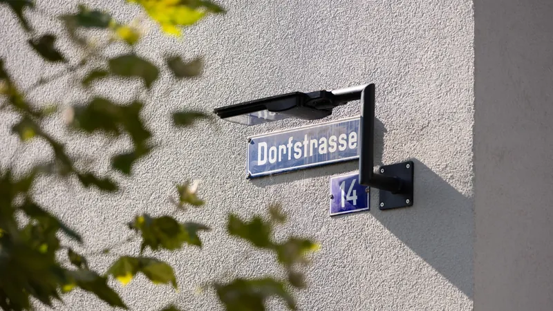 Strassenschild Dorfstrasse mit Hausnummer 14